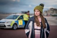 The Bay – Abbie Armstrong (Imogen King) ist in einen Mitschüler verliebt und denkt an ihn.