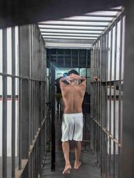 Überleben hinter Gittern – Bevor die Insassen morgens ihren Hofgang antreten dürfen, steht eine Leibesvisitation an.