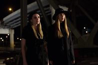 American Horror Story – Zoe (Taissa Farmiga, r.) und Madison (Emma Roberts, l.) geben alles, um Fiona endlich loszuwerden ...