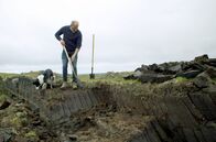 Irischer Kompass – Declan Caulfield beim Torfstechen auf den Ceide Fields im CountyMayo