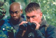 Sniper 2 – Sergeant Thomas Beckett (Tom Berenger, r.) macht sich gemeinsam mit seinem neuem Teampartner und Häftling B.J. Cole (Bokeem Woodbine, l.) auf den Weg zu einer tödlichen Mission im Kosovo. Die beide sollen einen wahnsinnigen General zur Strecke bringen, der für eine ethnische Massentötung verantwortlich ist.