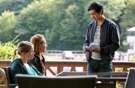 Rentnercops – Hui Ko (Aaron Le, r.) befragt Laura Taub (Anna Bachmann, l.) und Maria Taub (Anna Grisebach, r.).