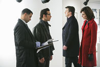 Castle – Javier (Jon Huertas, l.), Castle (Nathan Fillion, 2.v.r.) und Kate (Stana Katic, r.) haben das Gefühl, dass ihnen der Assistent Darius Langley (John Paul Pitoc, 2.v.l.) etwas verschweigt.