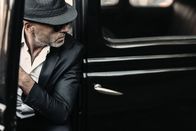 111 – Ein Mann sitzt in einem Auto