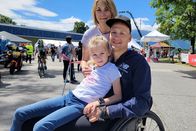 Puls – Puls Resilienz – Wie wir zu innerer Stärke kommen Michaela und Alain Tuor mit ihrer Tochter Giuliana. Familie Tuor musste viel ertragen: 2020 starb die zweite Zwillingstochter Nerina an einer unheilbaren Lungenkrankheit, Alain ist seit einem Snowboardunfall Tetraplegiker. Copyright: SRF/Daniel Forrer