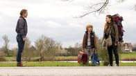 Mutter, Kutter, Kind – Heddi (Anneke Kim Sarnau, li.) trifft überraschend auf ihre Tochter Eva (Zoe Moore, re.) und ihren Enkelsohn Jannis (Lewe Wagner, Mitte).
