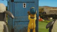 Shaun das Schaf – Die Tür vom Baustellenklo klemmt. Bitzer versucht alles, um sie zu öffnen.
