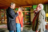 Der Alte – Als sein Sohn Mario Degenhardt (Christian Erdmann, l.) gegenüber der Pflegerin Ada Sahin (Anuschka Tochtermann, M.) wegen des vermeintlichen Diebstahls eines Rings tätlich wird, greift Ralf Degenhardt (Michael Prelle, r.) ein.