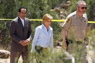 Monk – Monk (Tony Shalhoub, li.) und Natalie (Traylor Howard) wurden von dem Sheriff (Daniel Stern) des Ortes, in dem Monk ein Ufo gesehen haben will, um Mithilfe in einem Mordfall gebeten. Doch dabei geraten sie allesamt in tödliche Gefahr...