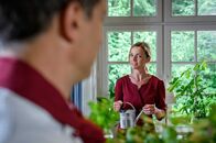 Sturm der Liebe – Lia (Deborah Müller, r.) muss feststellen, dass Robert (Lorenzo Patané, l.) seine Abreise nur verschoben hat.