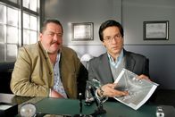 Die Rosenheim-Cops – Martin Fröhlich (Christof Arnold, r.) bestätigt gegenüber Kommissar Hofer (Joseph Hannesschläger, l.), dass die gefundenen Diamanten Fälschungen sind.