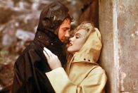 Niagara – Heimlich treffen sich Rose (Marilyn Monroe, r.) und ihr Liebhaber Ted (Richard Allan, l.) bei den Niagarafällen. Gemeinsam wollen sie den kranken Ehemann von Rose beseitigen ...