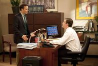 How I Met Your Mother – Marshall (Jason Segel, r.) feuert seinen Mitarbeiter Randy (Will Forte, l.), da er einen Fehler nach dem anderen macht. Randy ist insgeheim froh über die Kündigung, da er sich mit Hilfe der Abfindung endlich seinen Traum von einer eigenen kleinen Brauerei erfüllen kann ...