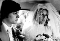 Control – 1975 heiratet Ian (Sam Riley, l.) mit 19 Jahren seine Freundin Debbie (Samantha Morton, r.).