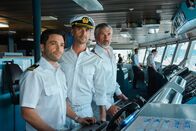 Das Traumschiff – Zusammen mit Staff-Kapitän Martin Grimm (Daniel Morgenroth, r.) und Navigationsoffizier Jan Riether (Karim Cherif, l.) steuert Kapitän Max Parger (Florian Silbereisen, M.) Vancouver an.