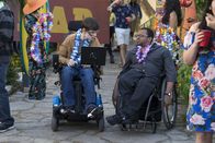 Speechless – JJ DiMeo (Micah Fowler, l.); Alan (Shalaby Omar, r.)