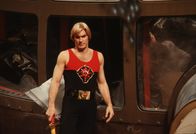 Flash Gordon – Baseballprofi Flash (Sam J. Jones) wird mit der Reiseleiterin Dale vom verrückten Dr. Zarkow entführt und zum Planeten Mongo geschickt. Angekommen wird schnell klar: Der böse Imperator Ming will die Erde vernichten und die beiden können das als Einzige verhindern!