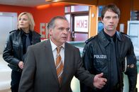 Notruf Hafenkante – Melanie (Sanna Englund, l.) und Mattes (Matthias Schloo, r.) haben einige Fragen an Carl Brenner (Jockel Tschiersch, l.).