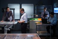 Mayday - Alarm im Cockpit – Etobicoke, Ontario, Kanada - Die NTSB-Ermittler (gespielt von Eric Craig, links) und Bill English (gespielt von Michael Gordin Shore, rechts) analysieren die Landemuster anhand eines Miniaturmodells des Continental Airlines Fluges 1404.