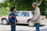 The Middle – Axl (Charlie McDermott, l.) muss seinem Vater (Neil Flynn, r.) etwas gestehen.