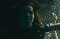 Farah – Lena (Maia Domagala) liebt das Wasser.