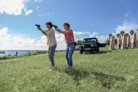 Deadly Tropics – Seite an Seite versuchen Mélissa Sainte-Rose (Sonia Rolland, l.) und Gaëlle Crivelli (Béatrice de la Boulaye, r.) einen weiteren Mord zu verhindern. Können die beiden Kommissarinnen rechtzeitig eingreifen?