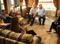 Modern Family – L-R: Mitchell Pritchett (Jesse Tyler Ferguson), Cameron Tucker (Eric Stonestreet) und Dr. Debra Radcliffe (Catherine O'Hara)