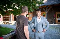 Sturm der Liebe – Robert (Lorenzo Patané, r.) befürchtet, dass seine Unterstützung für Tims (Florian Frowein, l.) Polo-Club nicht ausreicht.