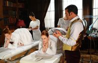 The Royals – Da Eleanor versucht, ihre Mutter mit einer eigenen Modenschau auszustechen, muss Cyrus (Jake Maskall, r.) ran, um herauszufinden, was Eleanor wirklich plant - und wer wäre da geeigneter als Informanten als die Prinzessinnen Maribel (Hatty Preston, l.) und Penelope (Lydia Rose Bewley, M.) ...