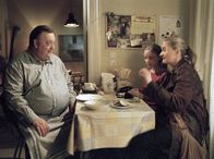 Der Dicke – Gregor Ehrenberg (Dieter Pfaff, links) mit Lisa (Ulrike Grote, rechts) und Charlotte (Alina Liss) beim Abendessen. Gibt es doch noch ein happy end?