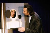 Monk – Für seinen neuesten Auftrag begibt sich Monk (Tony Shalhoub, li.) auf die Bühne des Zauberers Torini (Steve Valentine), dem Monk einen Mord nachweisen will.