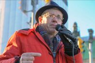 Misshandelt und umerzogen - Kanadas First Nations – Charlie Angus ist einer der wenigen kanadischen Politiker, die sich für die indigenen Völker einsetzen. Seit mehr als 20 Jahren kämpft er an allen Fronten. Auslöser für sein Engagement war die Wahrheit über die Residential Schools.
