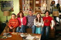 The Middle – (v.l.n.r.) Brick (Atticus Shaffer); Frankie (Patricia Heaton); Mike (Neil Flynn); Sue (Eden Sher); Axl (Charlie McDermott)