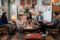 How I Met Your Father – (v.l.n.r.) Ellen (Tien Tran); Sophie (Hilary Duff); Valentina (Francia Raisa); Jesse (Chris Lowell); Charlie (Tom Ainsley)