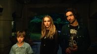 Lights out – (v.l.n.r.) Martin (Gabriel Bateman); Rebecca (Teresa Palmer); Bret (Alexander DiPersia)