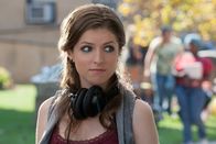Pitch Perfect – Eigentlich träumt Beca (Anna Kendrick) davon, in LA als Musikproduzentin zu arbeiten, doch für das nötige Kleingeld schließt sie einen Deal mit ihrem Vater ab - 1 Jahr College ...