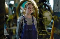 Die Verdächtige – Tereza (Denisa Baresova) schaut einem Jungen bei ihrem neuen Job in der Fabrik nach.