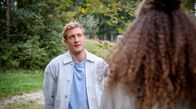 Sturm der Liebe – Vincent (Martin Walde, l.) ist verletzt, als Ana (Soluna-Delta Kokol, r.) aus Rücksicht nicht mit ihm zusammen sein will.
