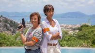 Deadly Tropics – Mélissa Sainte-Rose (Sonia Rolland, r.) und Gaëlle Crivelli (Béatrice de la Boulaye, l.) ermitteln wieder in einem düsteren Mordfall, wobei ein scheinbar gütiger Pfarrer tot in einer Kirche aufgefunden wird.