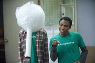 Community – Schließlich wird Annie klar, was für Kindsköpfe die beiden Jungs eigentlich sind und sie nimmt wieder Abstand von der Idee, zu Troy (Donald Glover, r.) und Abed (Danny Pudi, l.) zu ziehen ...