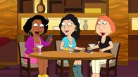 Family Guy – An ihrem Mädelsabend machen sich Donna (l.), Bonnie (M.) und Lois (r.) einen Spaß daraus, ihren Männer einem Telefonstreich zu spielen - doch für Peter wird aus dem Scherz schnell Ernst ...