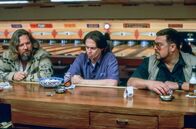 The Big Lebowski – Katerstimmung: Der "Dude" (Jeff Bridges, li.) ist Opfer einer Verwechslung geworden  mit unangenehmen Folgen. Die Ratschläge seiner Freunde Donny (Steve Buscemi, Mi.) und Walter (John Goodman, re.) sind zwar gut gemeint, aber nicht wirklich brauchbar.
