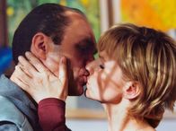 In aller Freundschaft – MDR Fernsehen IN ALLER FREUNDSCHAFT FOLGE 152, "Der Mann deiner Träume" Uhr. Arno (Host Günter Marx) und Kathrin (Andrea Kathrin Loewig) haben sich gesucht und gefunden. Ein Traum beider scheint in Erfüllung gegangen zu sein, bis Arnos Exfrau Rebecca auftaucht...
