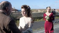 Mord auf Shetland – Jenny Belshaw (Marnie Baxter) beobachtet, wie die Aktivistin Evie Watt (Kari Corbett, Mitte) versucht dem Fischfarmer Joe Dalhousie (David Hayman) zu helfen.