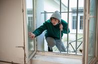 Großstadtrevier – Heimlich klettert „Keule“ Kai Bender (Elmo Anton Stratz) durch ein Hinterfenster in die Wäscherei – und das nicht zum ersten Mal ...; ARD GROSSSTADTREVIER XXXVII. STAFFEL, FOLGE 497, "Weiß wie Schnee" Uhr im ERSTEN. Heimlich klettert „Keule“ Kai Bender (Elmo Anton Stratz) durch ein Hinterfenster in die Wäscherei – und das nicht zum ersten Mal ...