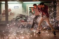 Das ist das Ende – Seth Rogen (Seth Rogen, l.) und Jay Baruchel (Jay Baruchel, r.) fliehen von einem Supermarkt zum Haus eines Freundes, als es plötzlich zu einem Erdbeben kommt und zahlreiche Menschen durch einen blauen Lichtstrahl in den Himmel aufgesogen werden. Schaffen sie es in ihrer Panik, sich in Sicherheit zu bringen?