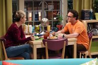 The Big Bang Theory – Während Penny (Kaley Cuoco, l.) einen Abend mit Bernadette und Amy plant, veröffentlicht Leonard (Johnny Galecki, r.) gemeinsam mit Sheldon einen physikalischen Beitrag ...