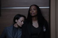Criminal Minds: Evolution – Rebecca Wilson (Nicole Pacent, l.); Dr. Tara Lewis (Aisha Tyler, r.)