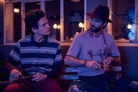 Vierwändeplus – Dass Nachhaltigkeitsaktivist Gregor (Julien Neisius, l.) begeistert auf Eriks (Moritz Vierboom, r.) Idee reagiert, sich mit einem Bienenvolk als Imker selbstständig zu machen, überrascht nicht.