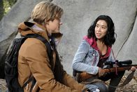MacGyver – MacGyver (Lucas Till, l.); Deena (Sissi Kal, r.)